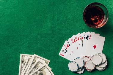 Live Super Sic Bo table on paris500 with dealer rolling three dice